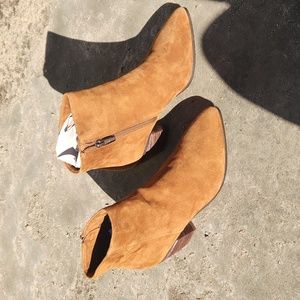 New never worn Vince Camuto suede bootie